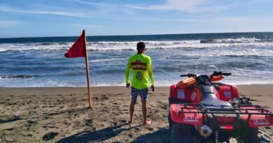 Exhortan a bañistas no ingresar al mar en zonas con bandera roja