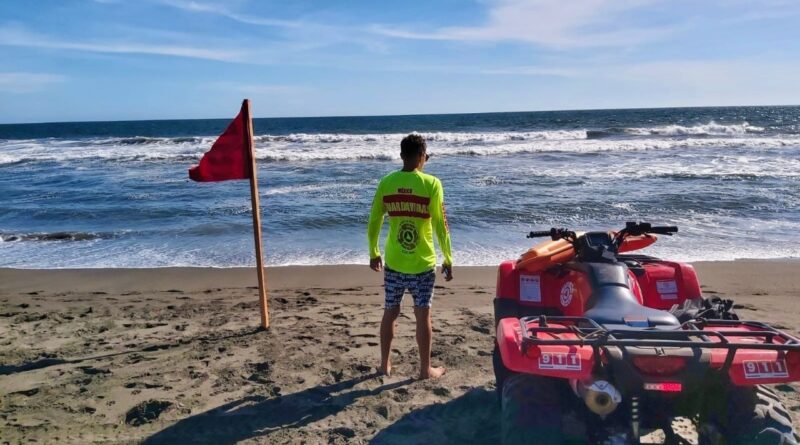 Exhortan a bañistas no ingresar al mar en zonas con bandera roja