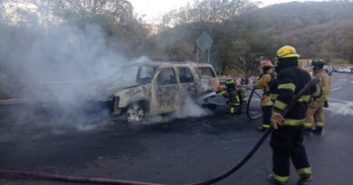 Apoya Protección Civil a sofocar incendio de vehículo