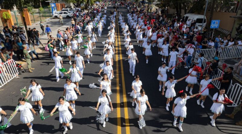 Participan más de 7 mil colimenses en el desfile del 114 Aniversario de la Revolución Mexicana