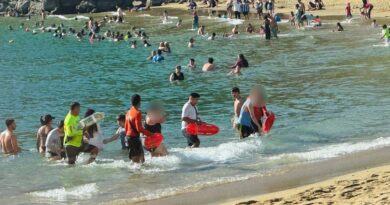 Rescatan a 3 turistas en riesgo de ahogamiento, en Manzanillo