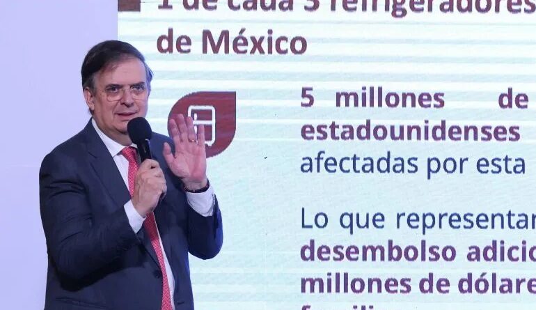 Mientras que al mediodía, Ebrard aseguró que México se defenderá ante "cualquier arbitrariedad comercial" de Estados Unidos, tras un reunión con Sheinbaum y empresarios.