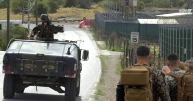 Primer avión con migrantes vuela a Guantánamo