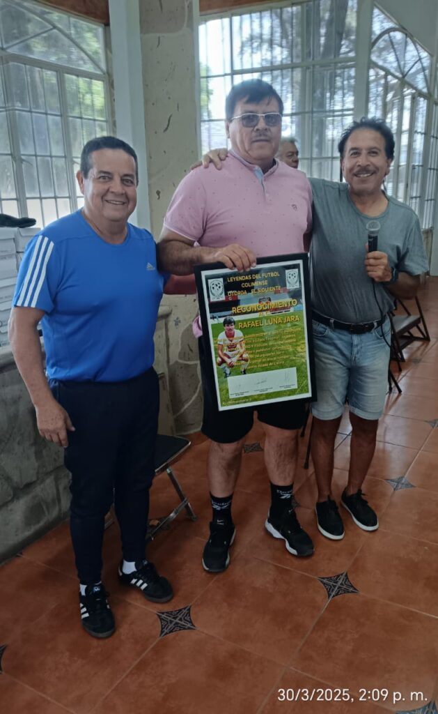 Rafael "Macanas" Luna, recibió reconocimiento de la directiva de Leyendas.