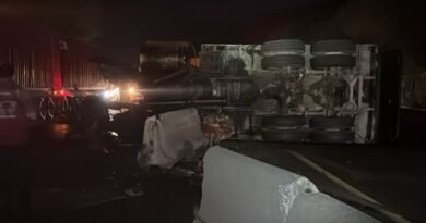Accidente de tráiler obstruye los dos carriles en sentido Tecomán a Colima