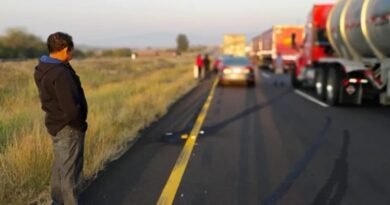 Automovilistas cumplen 17 horas atorados en la carretera