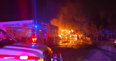 Chocan dos tráileres en la autopista Tecomán–Colima