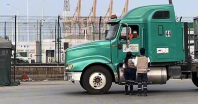 Por megabloqueo, suspenden operaciones en aduana de Manzanillo