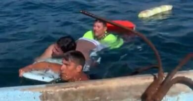 Rescatan a cuatro personas del mar