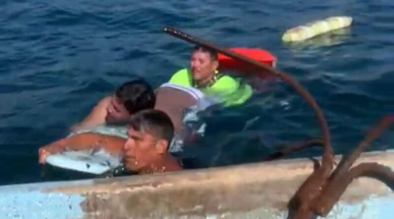 Rescatan a cuatro personas del mar