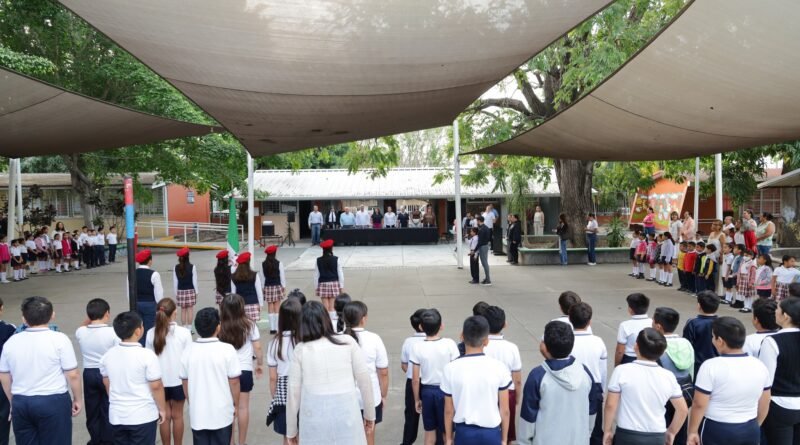 Llevan ceremonia cívica del Congreso a la colonia El Diezmo