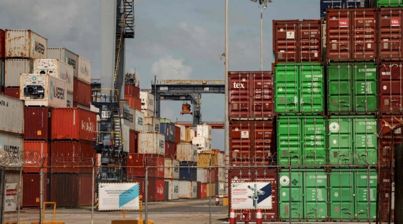 Panamá toma control de dos puertos