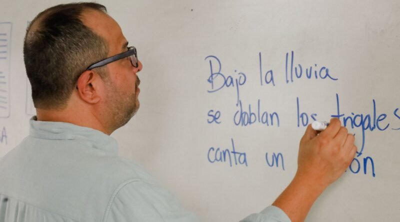 Practican escritura creativa y aprenden de música estudiantes del Bachillerato 7, en Armería