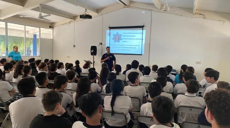 Fortalecen prevención de violencia digital en secundarias de la capital
