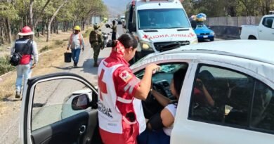 Tráiler provoca volcadura y se da a la fuga