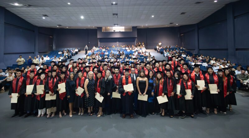 Egresa nueva generación de licenciados en Derecho
