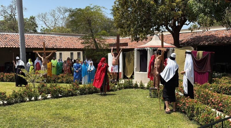 Realizan Viacrucis incluyente en la Casa del Adulto Mayor “La Armonía”