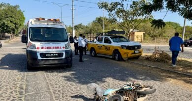 Paramédicos atienden a motociclista lesionado
