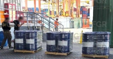 Aseguran en la aduana de Manzanillo, más de 54 mil litros de precursores químicos