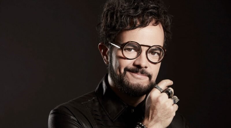 Aleks Syntek habla sobre la historia de su éxito Intocable