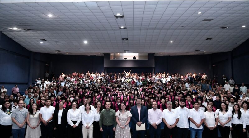 Egresan 161 jóvenes del Bachillerato 30