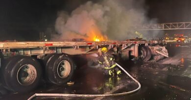 Volcadura e incendio de tráiler a la altura de Los Asmoles