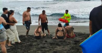 Rescatan a cuatro personas en playa de Cuyutlán