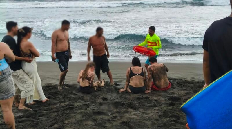 Rescatan a cuatro personas en playa de Cuyutlán