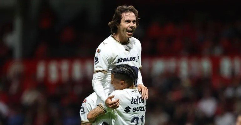 Pumas remonta y gana a Toluca