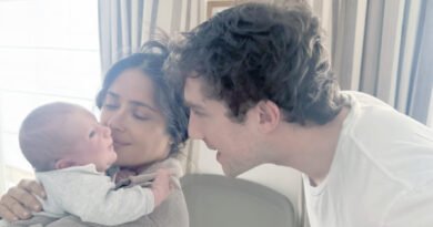 ¡Salma Hayek ya es abuela!