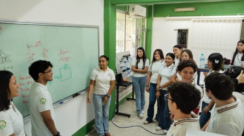 Acercan a estudiantes del Bachillerato 21 a carreras del área de ingeniería