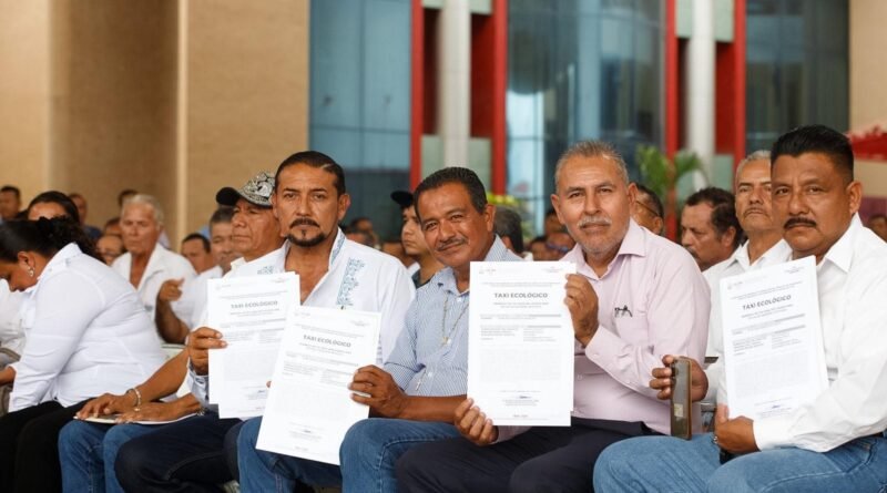 Entregan permisos de operación a 123 nuevos taxis ecológicos