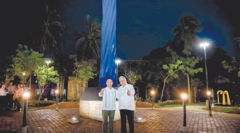 Develan obra de Sebastián e inauguran el Jardín del Saber, en el campus central