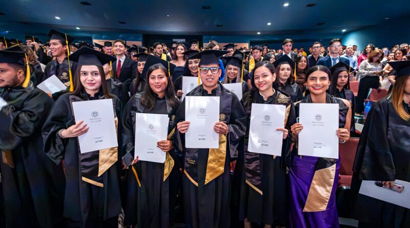 Egresan 173 estudiantes de licenciatura y posgrado de la Facultad de Economía de la UdeC