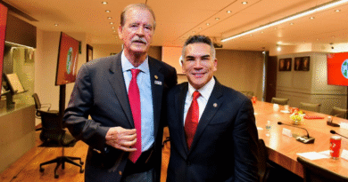 Recibe el PRI al expresidente Vicente Fox Quesada