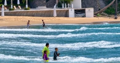 Guardavidas rescatan del mar a una mujer y dos menores, en La Audiencia