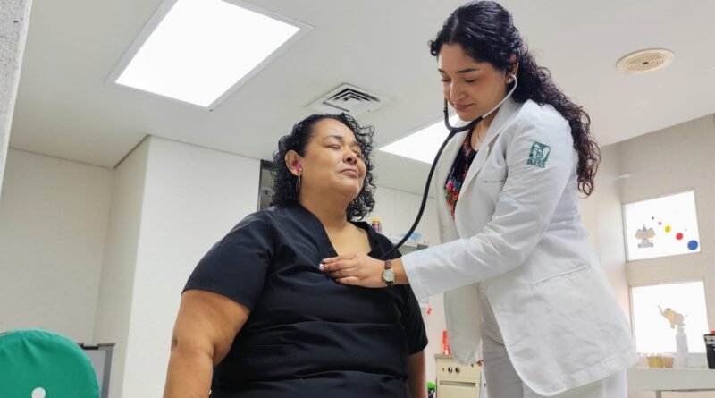 Reconoce IMSS Colima labor de residentes