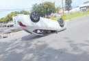 Atienden a hombre lesionado tras volcadura en Colima