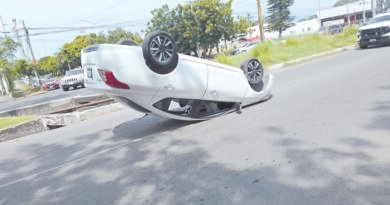 Atienden a hombre lesionado tras volcadura en Colima