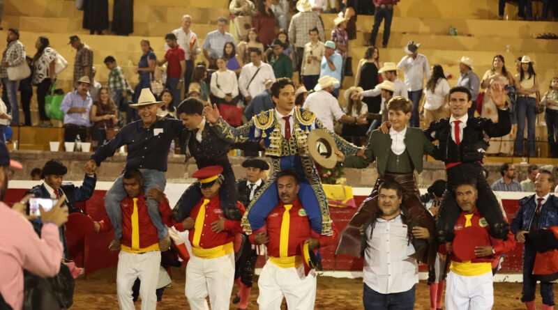 Triunfal tarde de toros y toreros en San Miguel El Alto