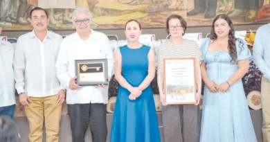 Entrega Tey al escultor Sebastián las Llaves de Villa de Álvarez