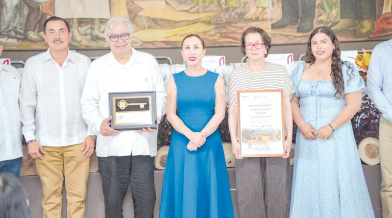 Entrega Tey al escultor Sebastián las Llaves de Villa de Álvarez