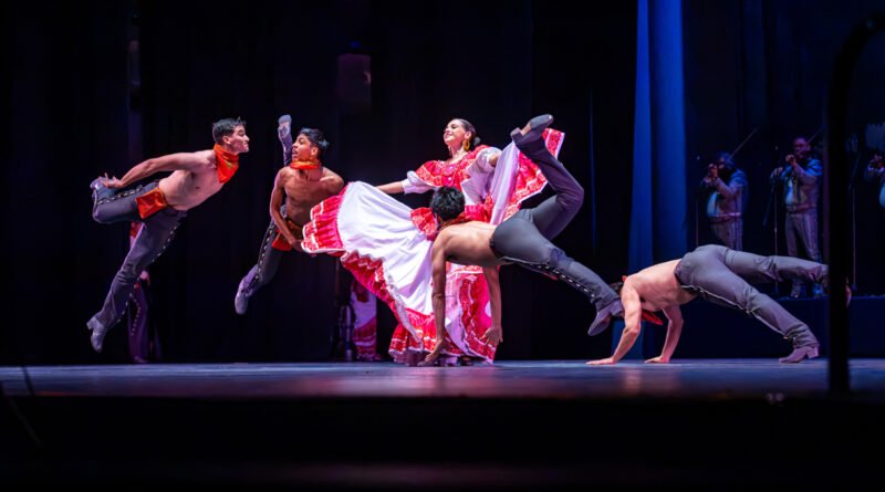 Entre aplausos y gritos de “¡bravo!”, cierra Ballet Folklórico de la UdeC su Temporada de Otoño