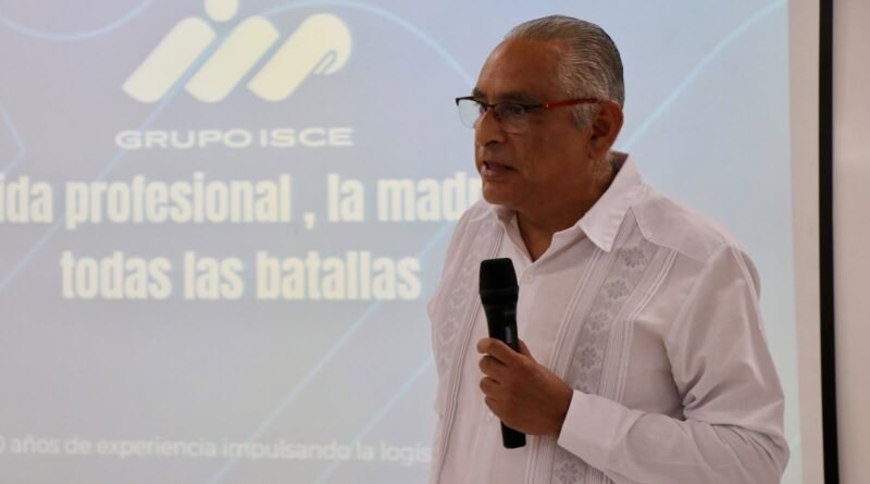 Recomiendan a estudiantes de Comercio Exterior combinar formación académica y experiencia laboral