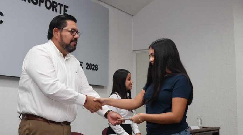 Entregan 200 becas de apoyo al transporte UdeC y la Federación de Estudiantes Colimenses