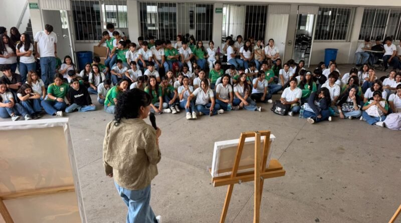 Acerca UdeC obras originales de su acervo a estudiantes del Bachillerato 8