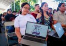 Reciben estudiantes computadoras del programa ColiBecas