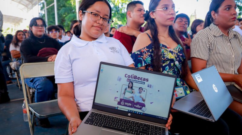 Reciben estudiantes computadoras del programa ColiBecas