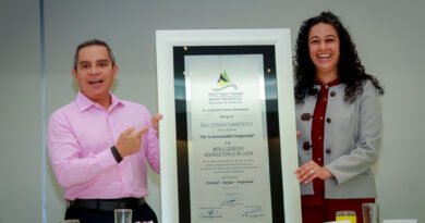 Reconocen jubilados de la UdeC legado de Griselda Álvarez con distinción póstuma