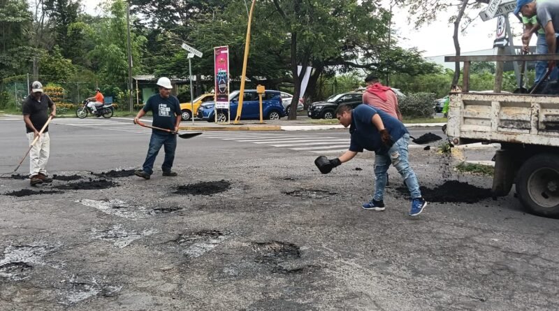 Ayuntamiento de Colima realiza jornada de bacheo en avenida Tecnológico y calle Amado Nervo